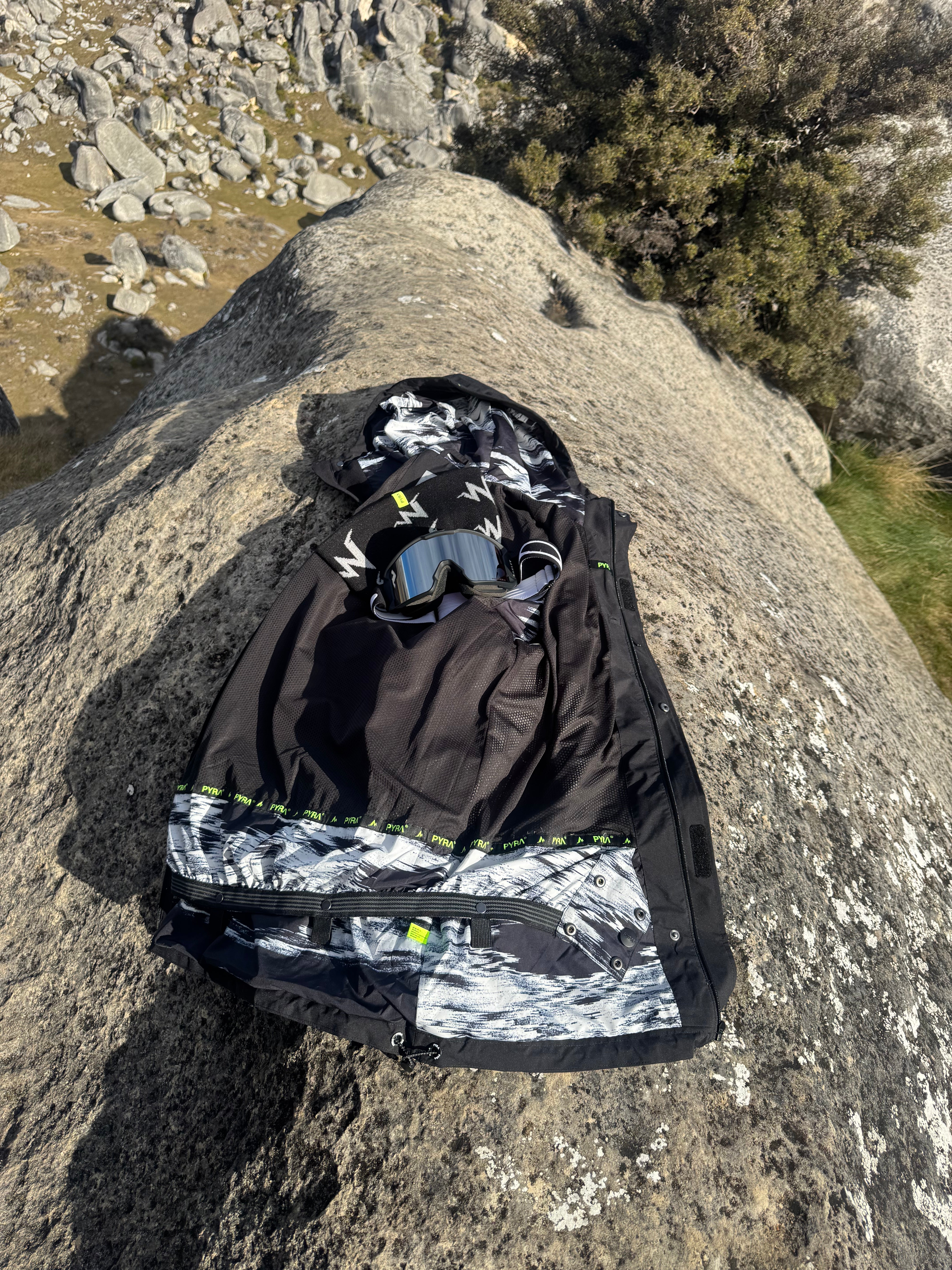 DYNAMICS 20K SNOW JACKET - BLACK / VOLT