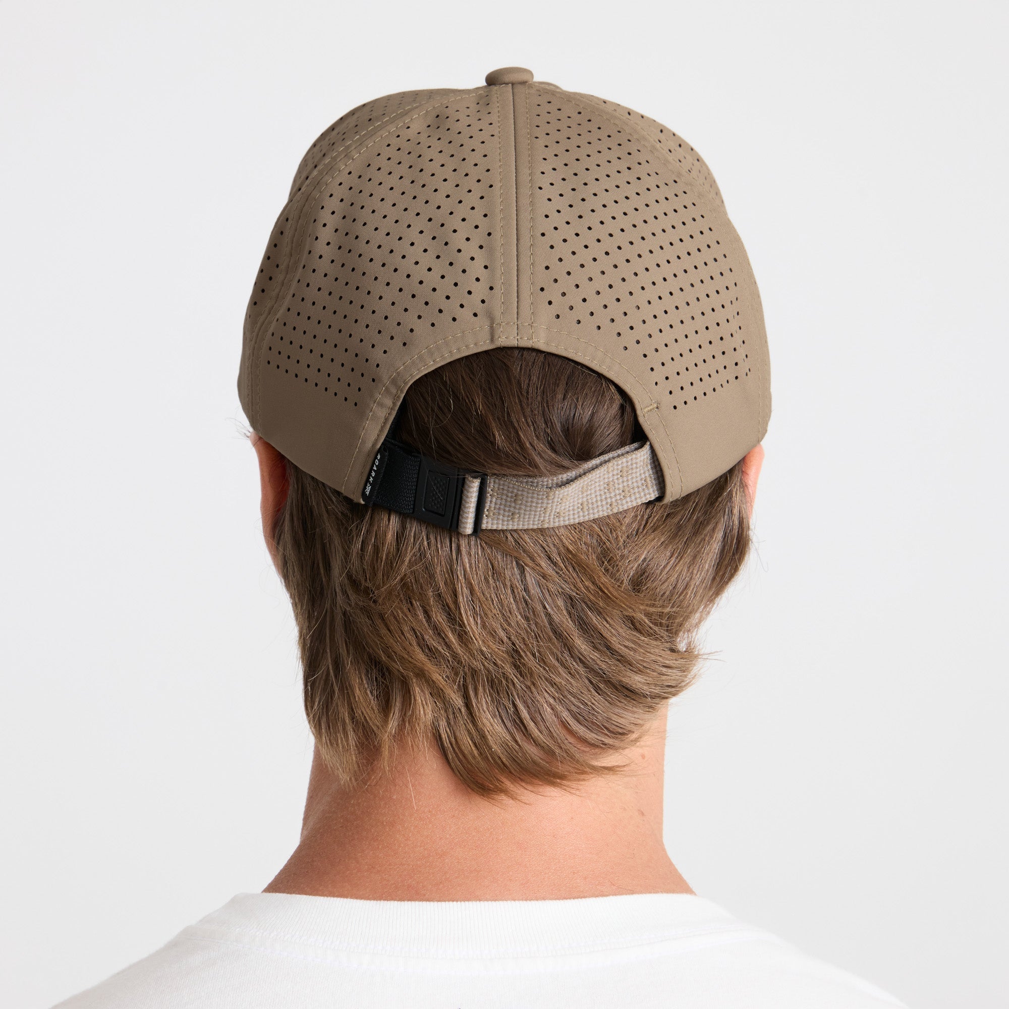 Stylish Roark adventure cap in khaki, perfect for travel and outdoor activities.
