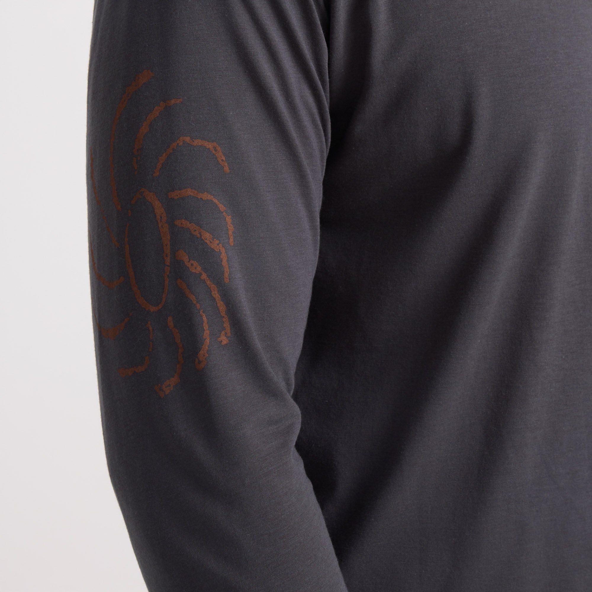 Long-sleeved active shirt by Roark, ideal for adventure and outdoor activities, in a versatile onyx color.