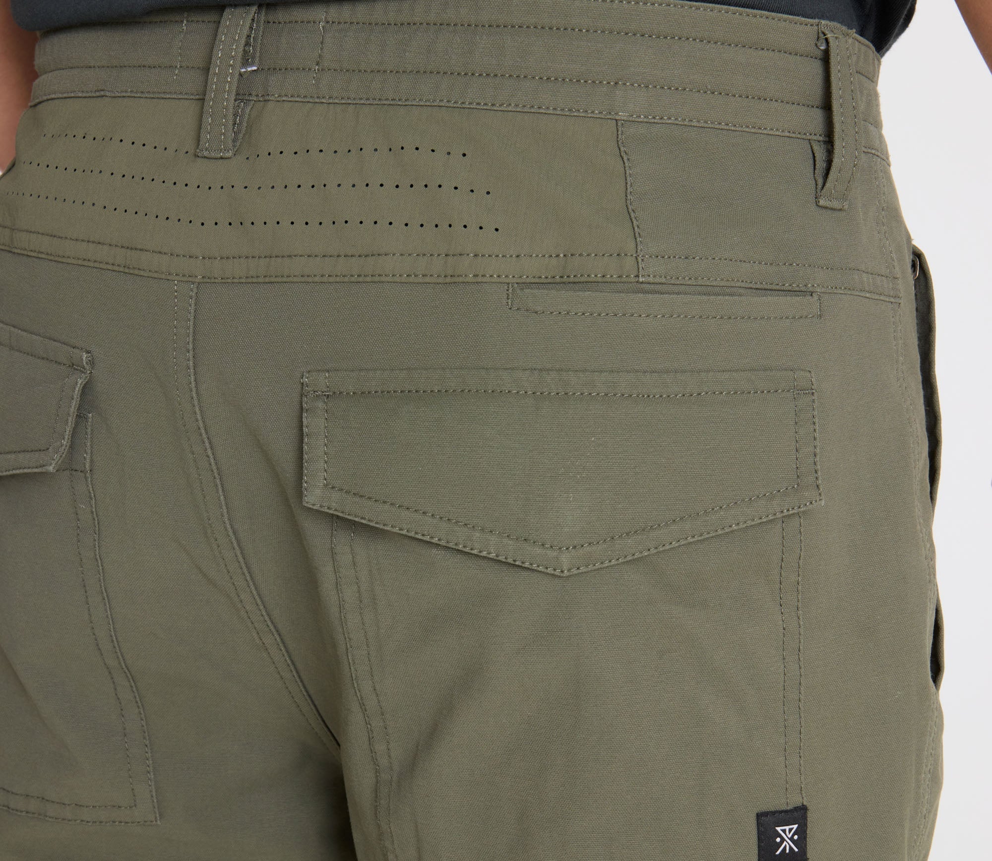 Roark RP328 MIL 1409 adventure gear displayed in an outdoor setting, enhancing the travel and exploration theme.