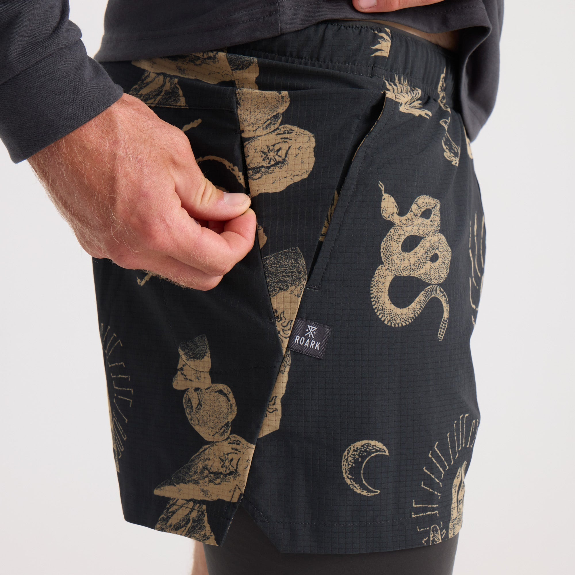 Versatile Roark men's active shorts in onyx, featuring multiple pockets, ideal for board sports and outdoor adventures.