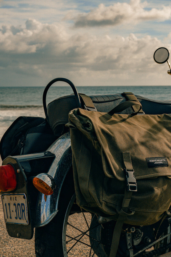 SADDLE BAG MOUNTING PACKAGE BLACK