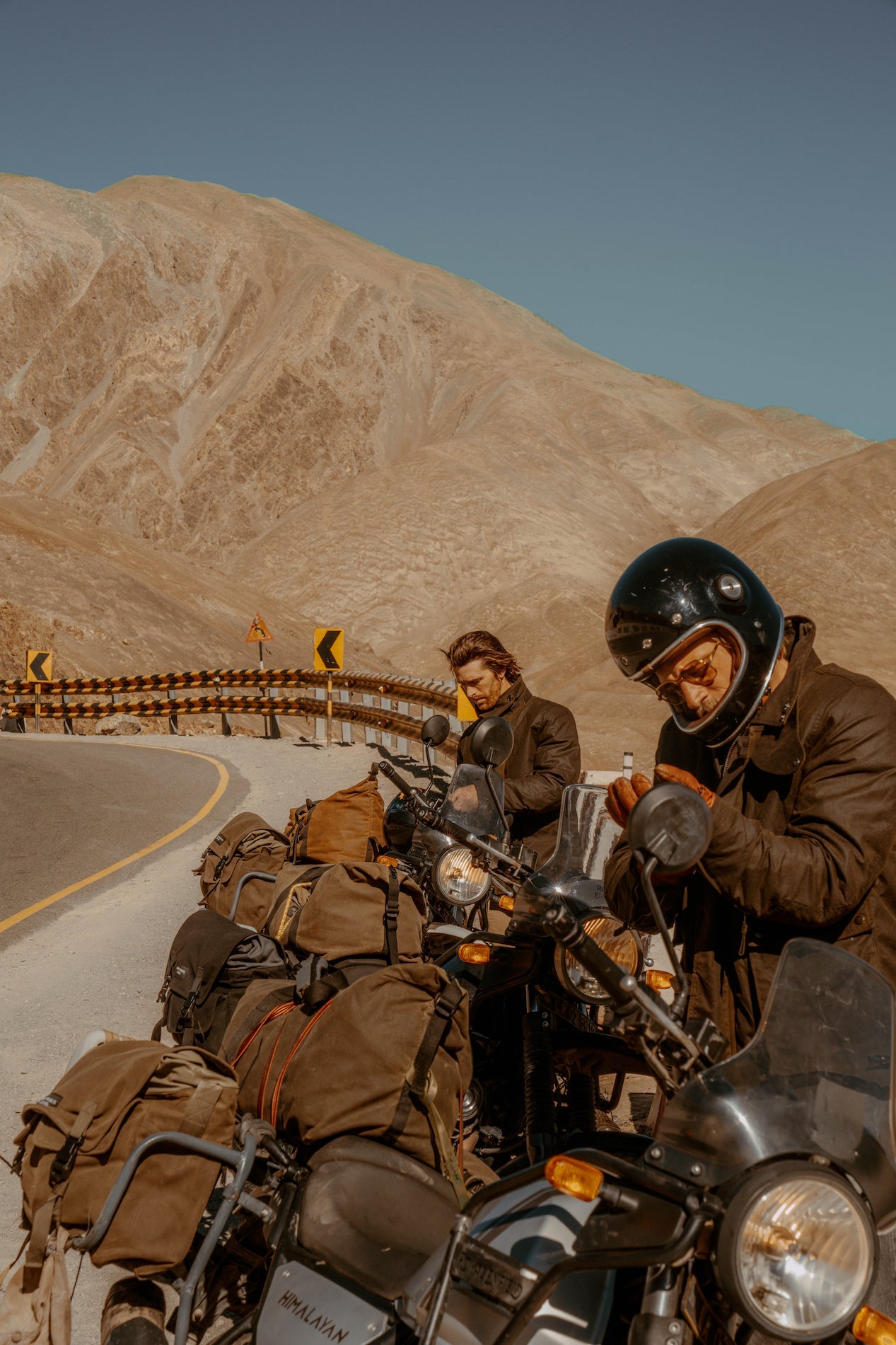 SADDLE BAG MOUNTING PACKAGE BLACK