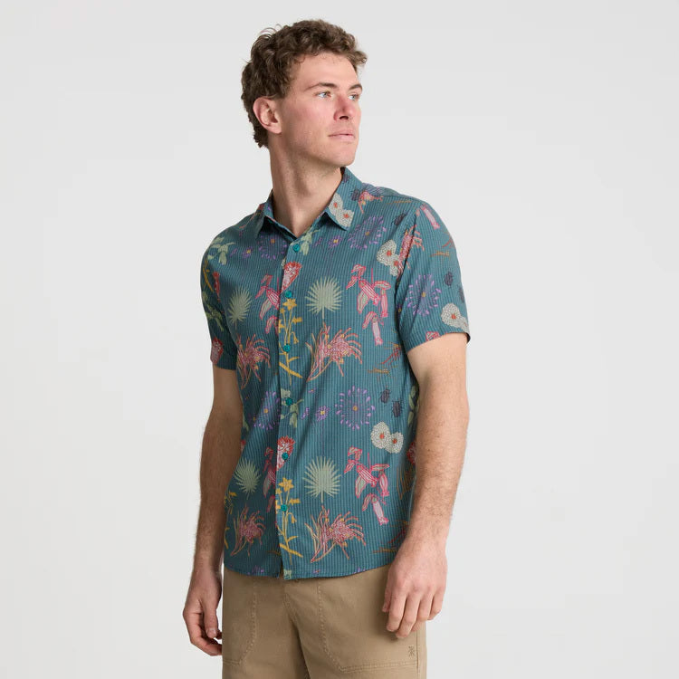 Sturdy collar detail emphasizing durability and adventure-readiness, perfect for Roark-inspired outdoor apparel.