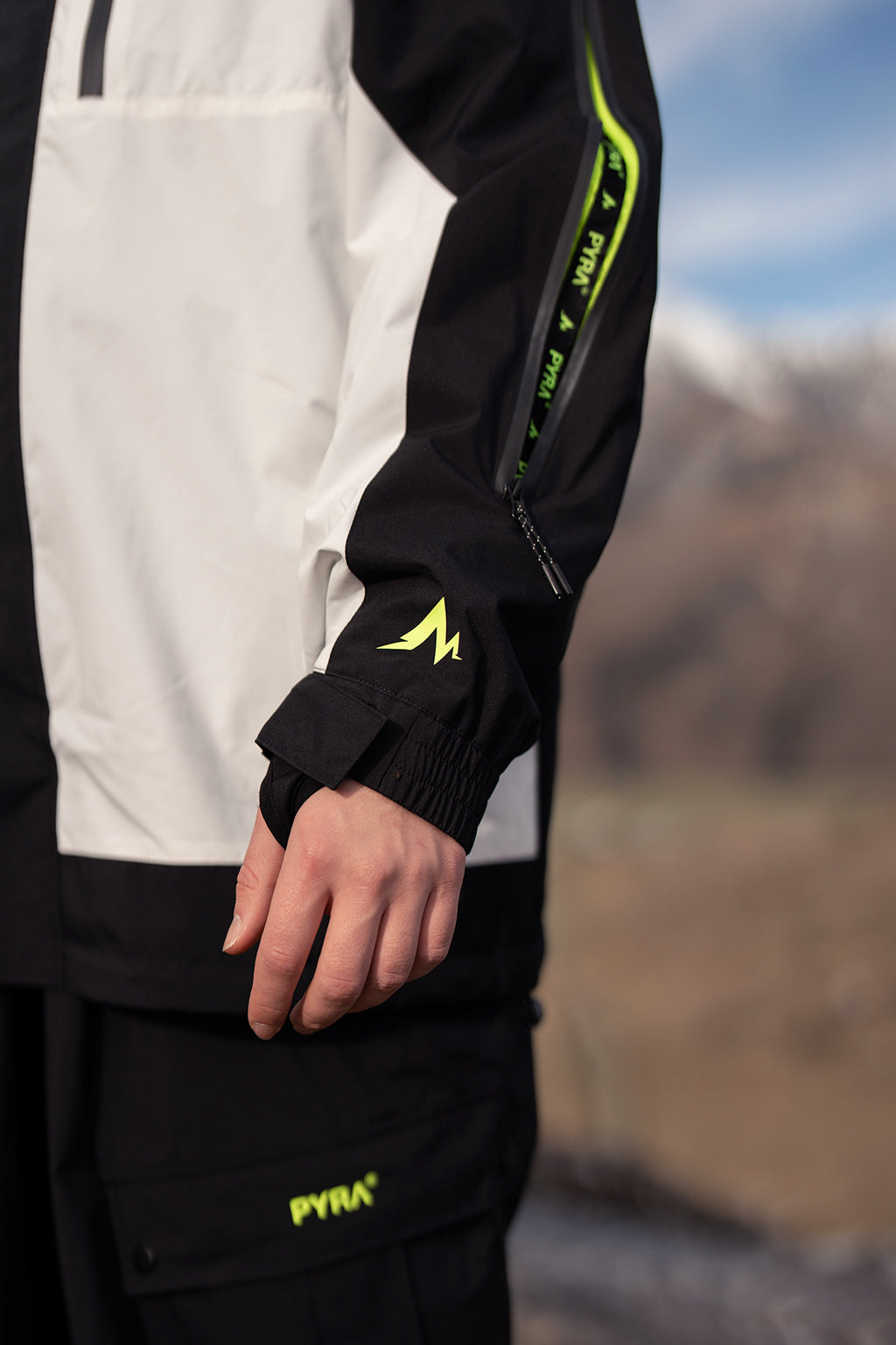 DYNAMICS 20K SNOW JACKET - BLACK / WHITE