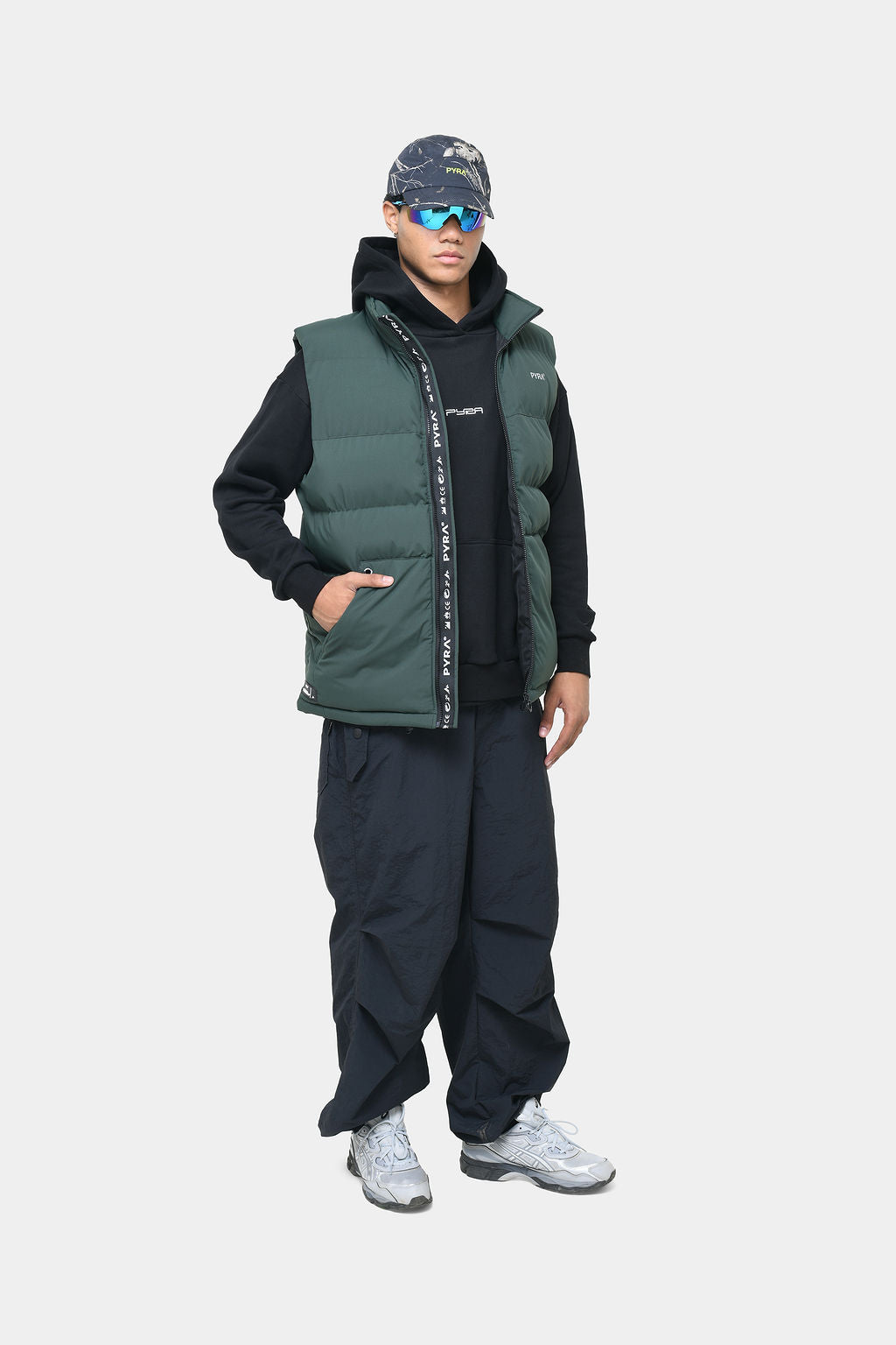 ESSENTIAL HOOD- BLACK