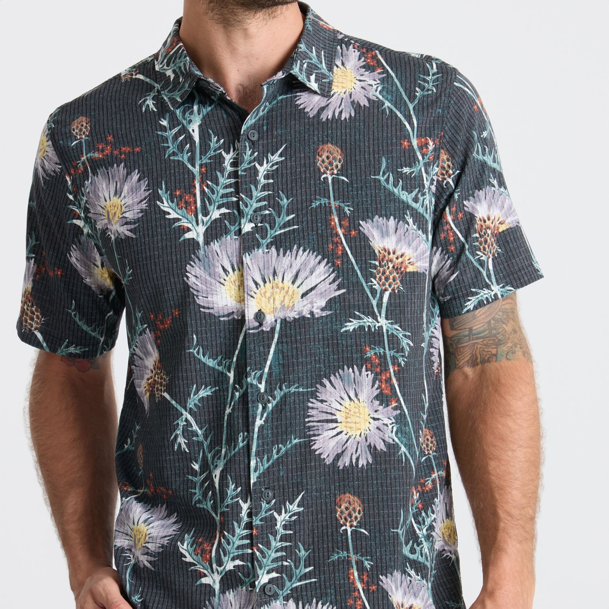 Stylish black collar detail highlighting Roark's commitment to durable and adventure-ready apparel, ideal for outdoor enthusiasts.