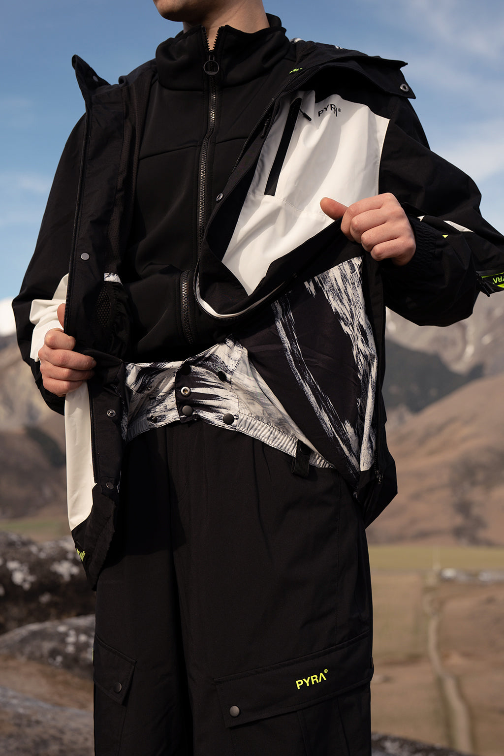 DYNAMICS 20K SNOW JACKET - BLACK / WHITE